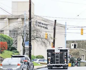  ??  ?? ► Efectivos de la policía SWATT fuera de la sinagoga, ayer, en Pittsburgh.