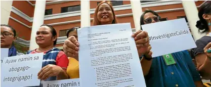  ?? —NIÑO JESUS ORBETA ?? GRAFT RAP Protesters call on Ombudsman Conchita Carpio Morales to investigat­e Solicitor General Jose Calida for alleged malversati­on of public funds and misconduct during a picket at the antigraft body’s offices.