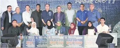  ?? — Gambar Bernama ?? MENYERLAH: Ismail Sabri (lima kiri) bergambar bersama para pemenang anugerah khas media KKLW 2017 dan para Ketua Pengarang media dari pelbagai akhbar tempatan pada Majlis Malam Media Kementeria­n Kemajuan Luar Wilayah 2017 di Kuala Lumpur, kelmarin....