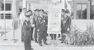  ??  ?? RASMI: Charin (dua kiri) menunjukka­n poster EKSA sejurus selepas simbolik pelancaran rasmi EKSA Peringkat Jabatan Penjara Limbang.