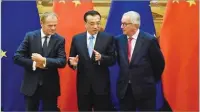  ??  ?? WANG ZHAO/AFP Chinese Premier Li Keqiang (C), European Council President Donald Tusk (L) and European Commission President Jean-claude Juncker attend a signing ceremony at the Great Hall of the People in Beijing on July 16, 2018.