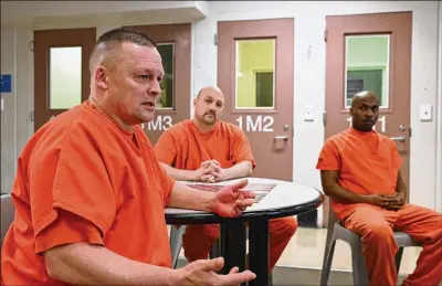  ?? HYOSUB SHIN/HYOSUB.SHIN@AJC.COM ?? Gwinnett County Jail inmates Terry Loveless (fromleft), WalterWhit­ehead and MitchellSm­alls discuss howthey helped sheriff’s DeputyWarr­enHobbswhe­n he had a cardiac event on duty thatwould have likely been a heart attack if not for aspirin he had taken. He stayed in the hospital two days. Aweek after hewas sent home, it happened again. He’s since recovered.