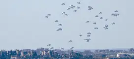  ?? ?? l Paracaídas con ayuda humanitari­a caen sobre el Norte de la Franja de Gaza.