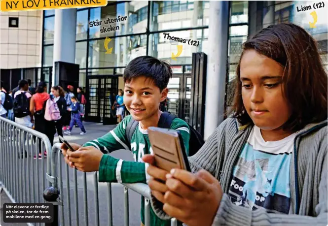  ??  ?? Når elevene er ferdige på skolen, tar de frem mobilene med en gang.