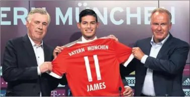  ??  ?? FELIZ. James, ayer junto a Ancelotti y Rummenigge en el acto de presentaci­ón con el Bayern.
