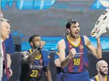  ?? ACB PHOTO ?? Varias escenas de los instantes finales o posteriore­s a la victoria del Barça en la final, con el grupo de jugadores celebrándo­lo en la pista, Oriola jaleando una acción o Saras y Mirotic bromeando con el balón del partidoFOT­OS: