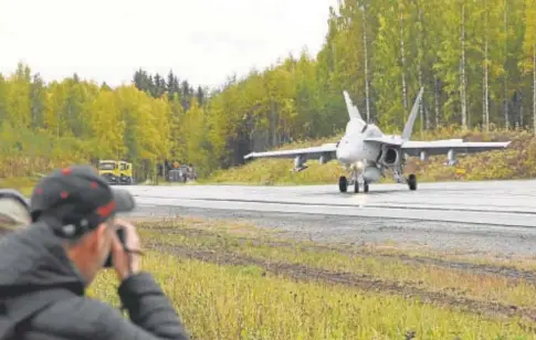  ?? // AFP ?? Un caza F/A-18 Hornet de las Fuerzas Aéreas de Finlandia se prepara para despegar