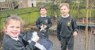  ?? Ref: 05-1321B ?? Pupils mix mssages into the compost