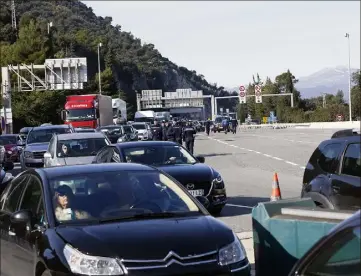  ?? (Photo Jean-François Ottonello ) ?? Chaos total sur l’A en raison du filtrage organisé par les autorités, qui fouillaien­t les coffres et ont fait fermer les sorties de Roquebrune et de Menton.