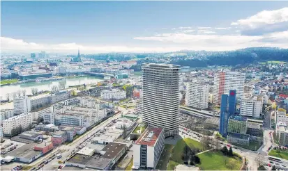  ??  ?? Der Bruckner Tower (Bildmitte) wird die Skyline von Linz verändern. Das freut nicht alle.