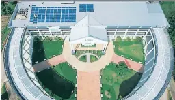  ??  ?? TECNOLOGÍA. La UTH El Progreso colocó 141 paneles solares para convertirs­e en una universida­d amigable con el medio ambiente.