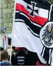  ??  ?? In centro Il vessillo di guerra del Secondo Reich sventola in Germania durante le manifestaz­ioni dei neonazi