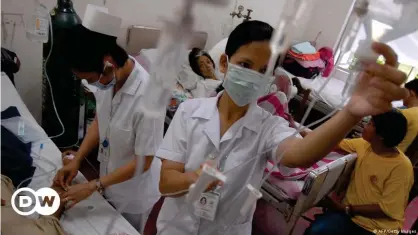  ??  ?? A nursing shortage in the Philippine­s has stretched many hospitals to the limit