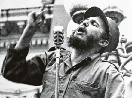  ?? Associated Press ?? Fidel Castro habla frente a una multitud el 6 de febrero de 1959 en La Habana, Cuba, tras derrocar a Fulgencio Batista.