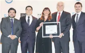  ??  ?? De Servipag, Marcos Villalobos, Óscar Álvarez, Jóse Politino y Víctor Poblete, reciben el premio de manos de Cristián Rivas, de Praxis.