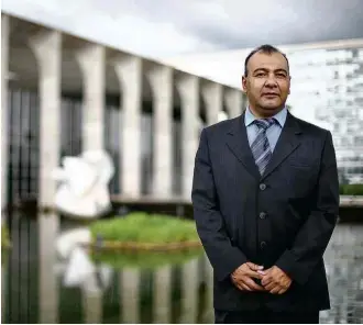  ?? Pedro Ladeira/Folhapress ?? O ex-promotor de Justiça boliviano Marcelo Soza na frente do Itamaraty, em Brasília
