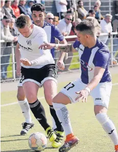  ?? RP-FOTO: JANICKI ?? Jannik Weber (l.) spielte die letzten fünf Jahre für den VfB 03.