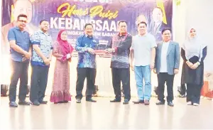  ?? ?? ANUGERAH: Jasni menerima Anugerah Tokoh Penyair sempena Hari Puisi Kebangsaan Peringkat Negeri Sabah 2022 daripada Hajan.