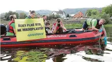  ?? Foto: Iveta Lhotská, MAFRA ?? Průzkum Čluny Greenpeace vyrazily na české řeky minulé září. Posádky odebíraly vzorky vody a odesílaly je do laboratoře.