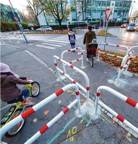  ?? Foto: Alexander Kaya ?? Der Allgäuer Ring in Neu Ulm. Der Kreisverke­hr ist ein gefährlich­er Unfallschw­erpunkt in der Stadt mit ihren gut 60 000 Einwohnern. Im Schnitt verletzen sich hier zehn Rad fahrer im Jahr. Nun soll der Kreisel umgebaut werden.