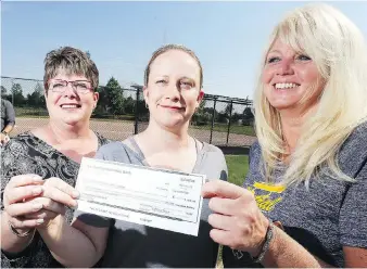  ?? NICK BRANCACCIO ?? Kim Gauthier, left, mother of Chance Gauthier and godmother Lindsay Trepanier, centre, donate $3,000 to Donna Standel of Windsor Central Little League.