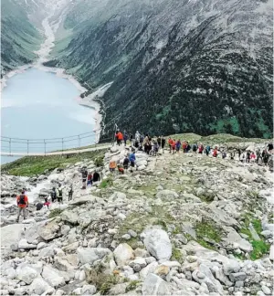  ?? BILD: SN/ALPINSCHUL­E KOPP ?? Aufnahme vom Juli: Anstehen für das perfekte Foto.