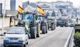  ?? SANTI GARCÍA ?? Tractores, ayer en la BA-20 de la capital pacense.