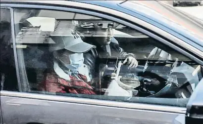  ?? GIAN MARCO BENEDETTO / EP ?? Una mujer con mascarilla ayer en el interior de un coche en Barcelona