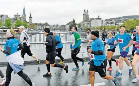  ?? KEYSTONE ?? Läufer aus rund 100 Nationen machten gestern beim 17. Zürich Marathon mit.