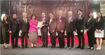  ??  ?? Madius (fifth left) presents the awards to Chua (fourth left). Also seen are Foo (third left) and other officials.