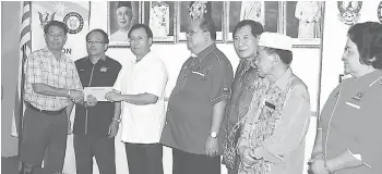  ??  ?? Dr Rundi (third left) presents an MRP grant to a recipient. Tuah is at second left.