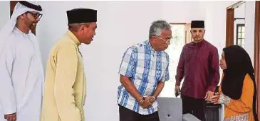 ?? ?? AL-Sultan Abdullah Ri’ayatuddin Al-Mustafa Billah Shah beramah mesra bersama penerima rumah, Zalina Che Ha, 43, (kanan) dan suaminya, Mohd Nazar Ramjan, 43, (dua dari kiri) pada Majlis Penyerahan Kunci Rumah Rakyat Al-Sultan Abdullah (Ru’RASA) di Kampung Bentan, Pekan. Turut hadir, Tengku Panglima Raja Kolonel Tengku Amir Nasser Ibrahim Shah Al-Sultan Abdullah Ri’ayatuddin Al-Mustafa Billah Shah (dua dari kanan) dan Duta UAE ke Malaysia, Dr Mubarak Saeed Al Dhaheri (kiri). - Gambar fail