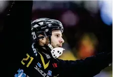  ?? Bild: SEBASTIAN LAMOTTE ?? VANLIG SYN. Tony Eklind jublar efter att ha gjort mål, en syn vi kan förvänta oss i Slättbergs­hallen även i eftermidda­g.