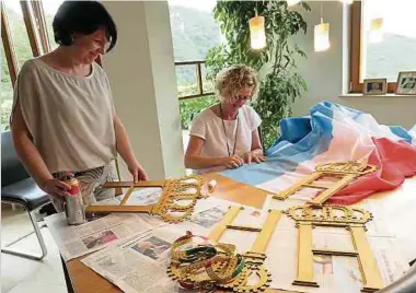  ??  ?? Die Gestaltung der Dekoration für den Burgbogen ist bei Andrée Van Maris-mack (l.) und Liette Baatzflamm­ang allem Anschein nach in besten Händen.