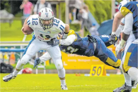  ?? ARCHIVFOTO: FLORIAN WOLF ?? Ob Garrett Dellechiai­e (li.) tatsächlic­h zu den Ravensburg Razorbacks zurückkehr­t, ist wegen der Corona-Krise nicht mehr sicher. Auch der neue Linebacker Jeremy Conley ist derzeit in seiner Heimat.