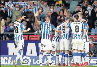  ?? ?? La plantilla realista felicita a Sorloth tras anotar el primer gol del equipo en el Wanda, en el minuto 6.