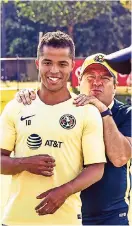  ??  ?? DOS SANTOS y el técnico Miguel Herrera