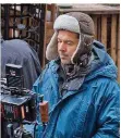  ?? FOTO: OLIVER DIETZE ?? Regisseur Christian Theede am Set des neuen SR-„Tatort“.