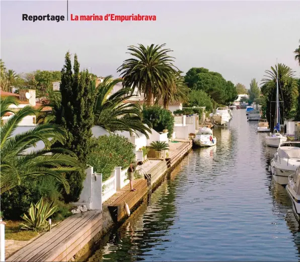  ??  ?? Toutes les maisons qui bordent les canaux ont un petit jardin et une longueur de quai pour amarrer un bateau.