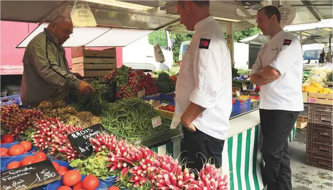  ?? PHOTOS HÉLÈNE CLÉMENT ?? Le jeudi, c’est jour de marché à Charolles. Chef et sous-chefs de l’hôtel de la Poste y font toujours un saut. Ci-dessous: un vrai radfinemen­t, ce gîte.