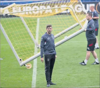  ??  ?? ATRACCIÓN. Gerrard, técnico del Rangers, acaparó todos los focos en el entrenamie­nto en Vila-real.