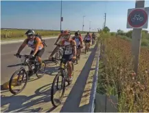  ??  ?? Cuando fue imposible cruzar con cuerdas o troncos, no hubo otro recurso que zambullirs­e y hacer un pasamanos de bicis y mochilas. La calle 63, que nace en Hudson y llega a la Costanera, posee también una bicisenda para transitar seguro.