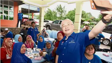  ??  ?? Smile!: Dr Wee taking a wefie with Barisan supporters in Air Hitam.