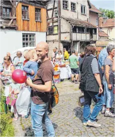  ??  ?? Beim dritten Koffermark­t hinter dem Gotischen Haus wechseln am Samstag viele selbstgema­chte Artikel ihren Besitzer.