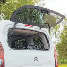  ??  ?? Bei einigen Autos wie zum Beispiel dem BMW 5er oder dem Citroën Berlingo (im Bild) lässt sich die Scheibe der Heckklappe separat zum Laden öffnen.