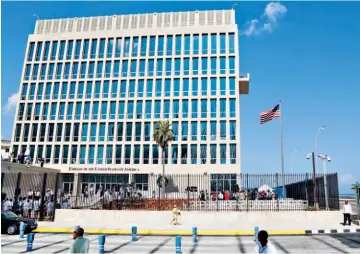  ??  ?? Extraños. Estados Unidos valora cerrar su embajada en Cuba después de que diplomátic­os presentaro­n síntomas auditivos.