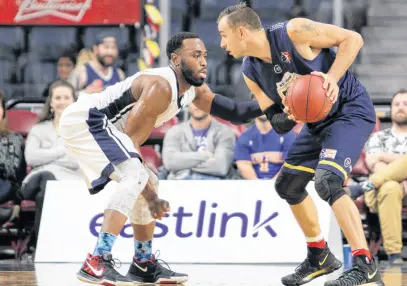  ?? ERIC WYNNE/THE CHRONICLE HERALD ?? Antoine Mason, left, is back for another season with the Halifax Hurricanes. He is shown guarding St. John’s Edge's Carl English during a 2017 NBL Canada game at the Scotiabank Centre.