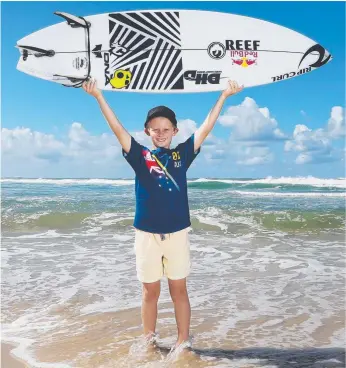  ?? Picture: GLENN HAMPSON ?? Nate Johnson, 10, from Cabarita, with the surfboard Mick Fanning gave him.