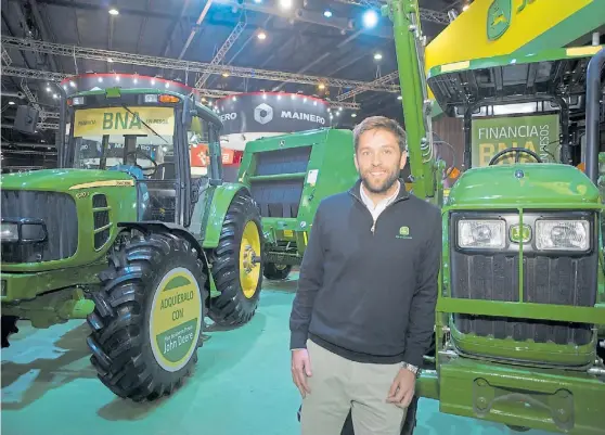  ??  ?? Tractores. Fernando Otálora, gerente de marketing, destacó el alza en ventas de tractores del último semestre, respecto al mismo período de 2016.