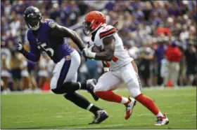  ?? PATRICK SEMANSKY — ASSOCIATED PRESS ?? Ravens outside linebacker Terrell Suggs (55) chases down Browns running back Isaiah Crowell in Baltimore on Sept. 17.